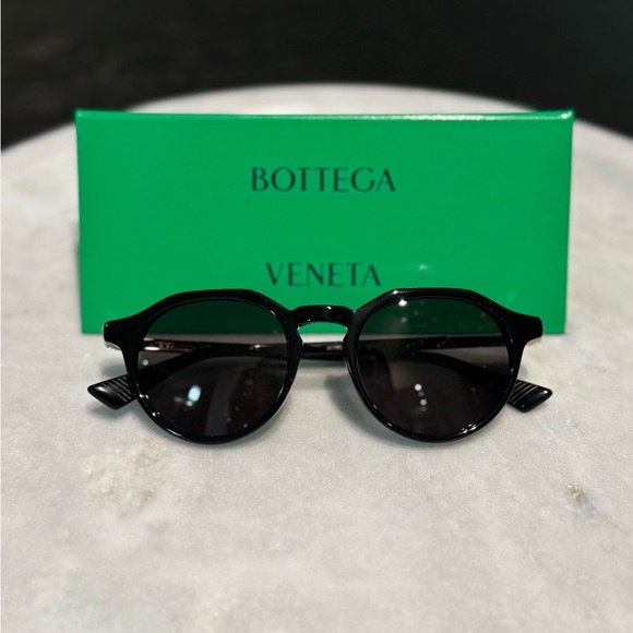 Bottega Veneta Black Round Sunglasses - Picture 1 of 4